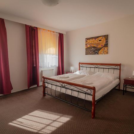 Hotel Garni Orlova Екстер'єр фото